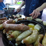 鳳鳴亭飲食店 - ささっと切って、食べさせてもらえます(各一本TWD30)