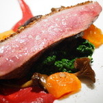 レフェルヴェソンス - 炎～フランス・シャラン産鴨胸肉のロティ、ビーツのピュレ＆日本酒に漬けた干し柿、カーボロネロ、シャントレル茸、黒胡椒