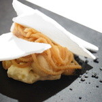 レフェルヴェソンス - 熟成和栗のクリームと竹炭プララン、ブールノワゼットのアイスクリーム、黒オリーブ、タカラ牧場の「小さなトム」のムース
      