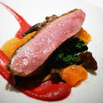 レフェルヴェソンス - 炎～フランス・シャラン産鴨胸肉のロティ、ビーツのピュレ＆日本酒に漬けた干し柿、カーボロネロ、シャントレル茸、黒胡椒