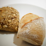 レフェルヴェソンス - 向日葵の種を混ぜた雑穀パン（左）、プレーンバケット（右）