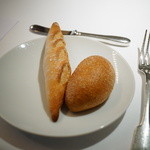 レフェルヴェソンス - ペティ・バケット（左）、ライ麦のパン（右）