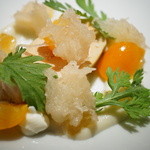 レフェルヴェソンス - フォアグラのナチュレルと金柑のコンポート、生姜、フロマージュブラン、菊芋のピュレとクリュ、春菊の葉