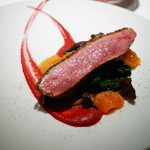 レフェルヴェソンス - 炎～フランス・シャラン産鴨胸肉のロティ、ビーツのピュレ＆日本酒に漬けた干し柿、カーボロネロ、シャントレル茸、黒胡椒