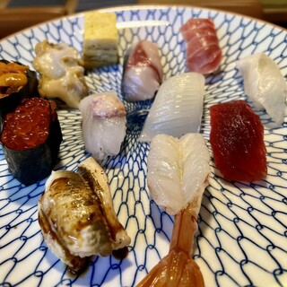 三重県市場から届く鮮魚を握る◆日替わりのランチや3貫盛り