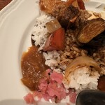 ロイヤルホスト - ライスにカシミールカレールーをかけ、チャツネ、桜きざみ大根とともにいただく