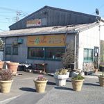 ベーカリー オリーブ - 建物はちょっと…だけど超人気店