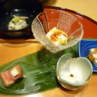 豆富料理と吟醸せいろ蒸し 八かく庵 大阪ステーションシティ店 - 前菜盛り合わせ