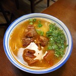麻辣牛肉麺 - 牛肉の醤油煮込みラーメン