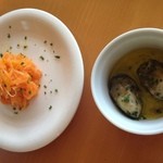 鵠沼パスタダイナー スプーン - ボトルワインをオーダーしたらサービスでいただいたキャロットラペと牡蠣のオイル浸け