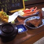 割烹民宿 丸屋 - お味噌汁や納豆、おしんこ、お刺身、お米も。お米は近くのお百姓さんから頂いているそうで、今まで食べた白米の中で一番美味しくて忘れられません。本当にふっくらしててみずみずしかった。