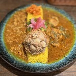 スパイシーカリーハウス半月 - 料理写真:二種盛りカレー（軟骨キーマ／チキン）
エビポテサラ乗せ