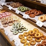 シーノウズベーカリー グランスタ店 - 真ん中の段の右から２番目がラムレーズンと書いてあります。