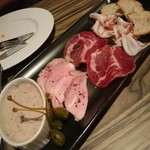 モーション・ブルー・ヨコハマ - 「もち豚のシャルキュトゥリー盛り合わせ」　１５４４円