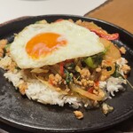 ソムオー - 鉄板焼鶏肉ガパオライス