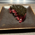 燒肉Ushigoro 梅田店 - 店員さんがお皿に取り分けてくださいます