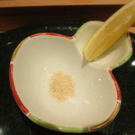 天や - 天ぷらに用意されるのは、藻塩、レモンと→