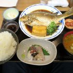 漁師居酒屋 楓 - 漁師の日替わ定食（黒鯛・刺身）ごはん大盛りで700円（通常は600円）
