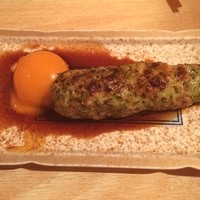 西新宿 今井屋本店 - 黄身を和え
                手ごねつくねを 
                絡め食う