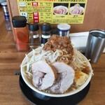 ラーメンチョモランマ - 。ラーメン にんにく標準、野菜マシマシ、アブラ マシ、味の濃さ カラメ