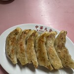 丸金 - 料理写真:身を寄せてる餃子。500円税込。キツネ色。こんがり、ジューシー。