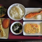 箕面牧落食堂 - 今日のランチ(1000キロカロリーオーバー)