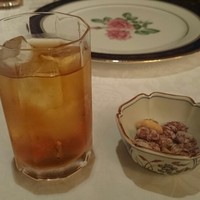 中国料理 皇家龍鳳 - 烏龍茶と揚げピーナツ