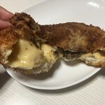 カレーパン専門店 YES! - その名の通り、チーズが溢れだします