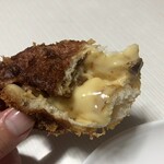 カレーパン専門店 YES! - チーズ増し増しカレーパン断面