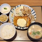 やよい軒 - 料理写真:チキン南蛮としょうが焼きのコンビ定食の豚汁変更