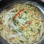 屋台まみちゃん - もつ鍋のスープに麺を投入