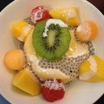 MangoTango - マンゴルンバ　９５バーツはドラゴンフルーツのトッピングに甘酸っぱいソースが掛かっている