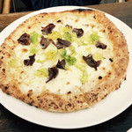 ラ・ベファーナ - 本日のピザ
            スモーク舌とキャベツのピザ