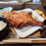 こだわりから揚げの酒処 くらふと - 骨付き鶏もも一本定食