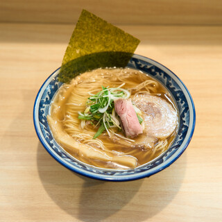 淡麗煮干しそばをはじめ、種類豊富なラーメンが950円～