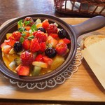 湯葉そば いさみや - フルーツグラタン プレーンラスク付き