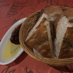 イタリア食堂 キャンティ ヴォーノ - お通しも懐かしのフォカッチャ