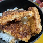 越前生そば ながと - 少し厚みがあるロース肉、ソースは片面のみ