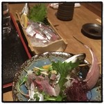 釣船茶屋ざうお - アジのタタキと活け造り。
            釣りました。