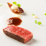 リゴレッティーノ - 料理写真:宮崎県産尾崎牛の炭火焼き、新玉葱のロースト、ブラッドオレンジ、ペコリーノチーズのソース