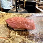 鮨　まつ本 - 中とろ　きりたてのシャリに赤酢、米酢、リンゴ酢
