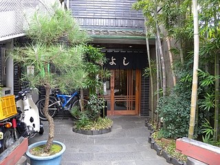 Fukuyoshi - まわりはウラハラ独特のお店がならびますがここは緑に囲まれています