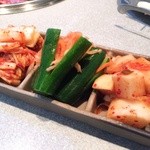 八百亭 - キムチ盛り合わせ