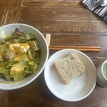 蕎麦粉食堂 Buckwheat - サラダは、蕎麦の実と豆腐入り　蕎麦粉入りフォッカチャ　小松菜のポタージュ