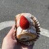昭和堂 - ジュリエット432円。ビスキュイ生地でロールケーキのようになってます。カサフワ！美味しい生クリームと黄桃と白桃！