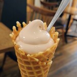 アイスビストロ ヒライ - さくらソフトクリーム