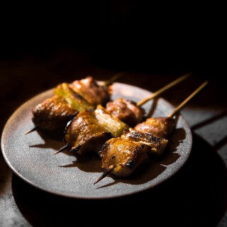 紀州備長炭を使い丁寧に火入れをした焼鳥の原点。