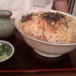 Sobadokoro Yoshidaya - 冷やしむじな蕎麦(特盛り)　 皿に入りきらないのでラーメン丼に盛られます(･･;)　　これで普通の150円増し　コスパがハンパない！　　2010年8月の写真になります。