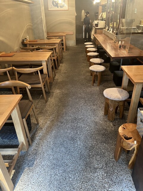 座席 : 自家製粉石臼挽きうどん 青空blue 本店 （アオゾラブルー