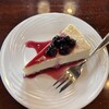 石打 邪宗門 - チーズケーキブルーベリーソース